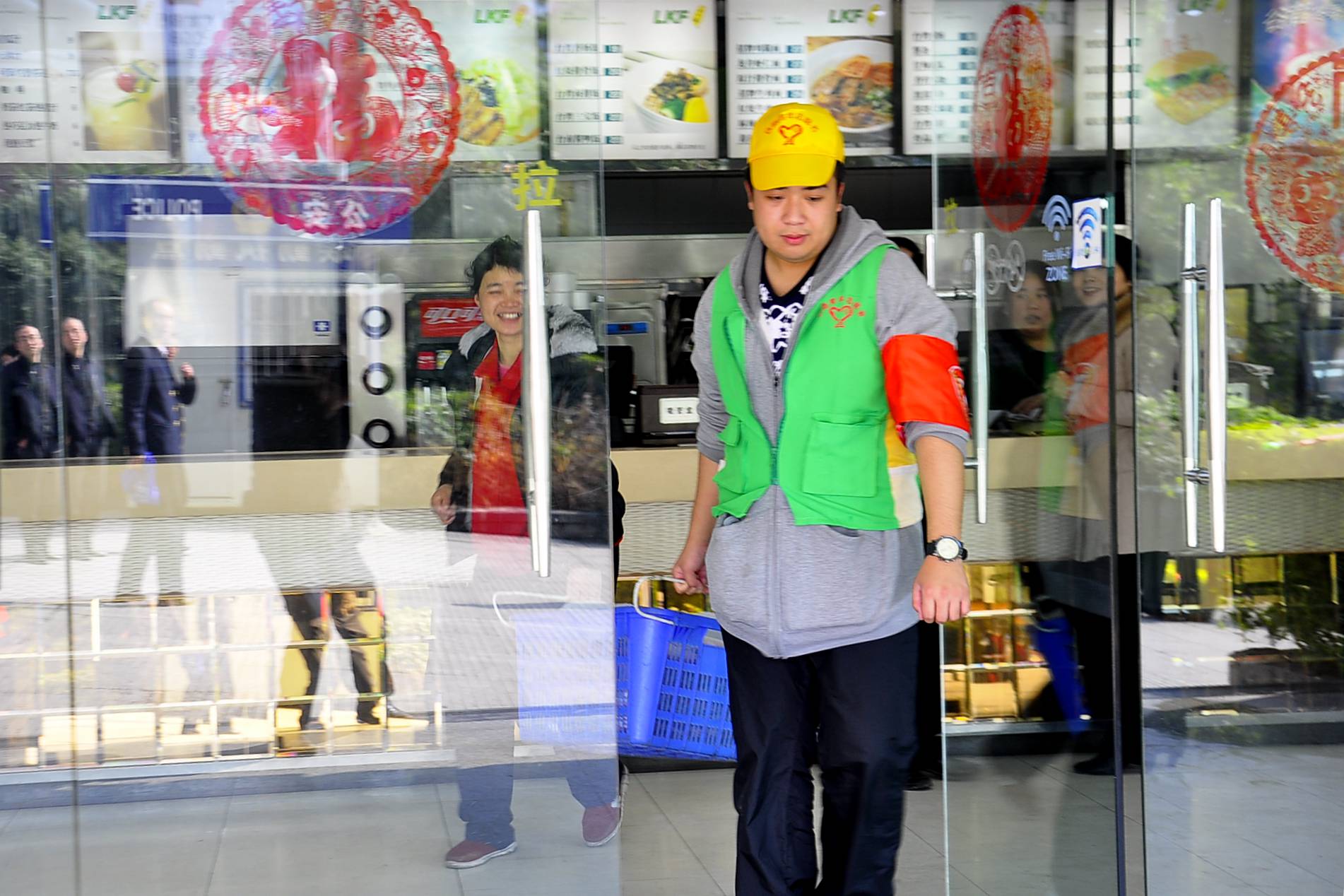 �緹ʱ�䵽�ˣ�С�̸е��򳵴����Ե�ʳ������ͲͰ���һ�𽫳���ı㵱̧������С��鶼�����ˣ��ҵøϽ���������ȥ����С���ֺǺǵ�˵��