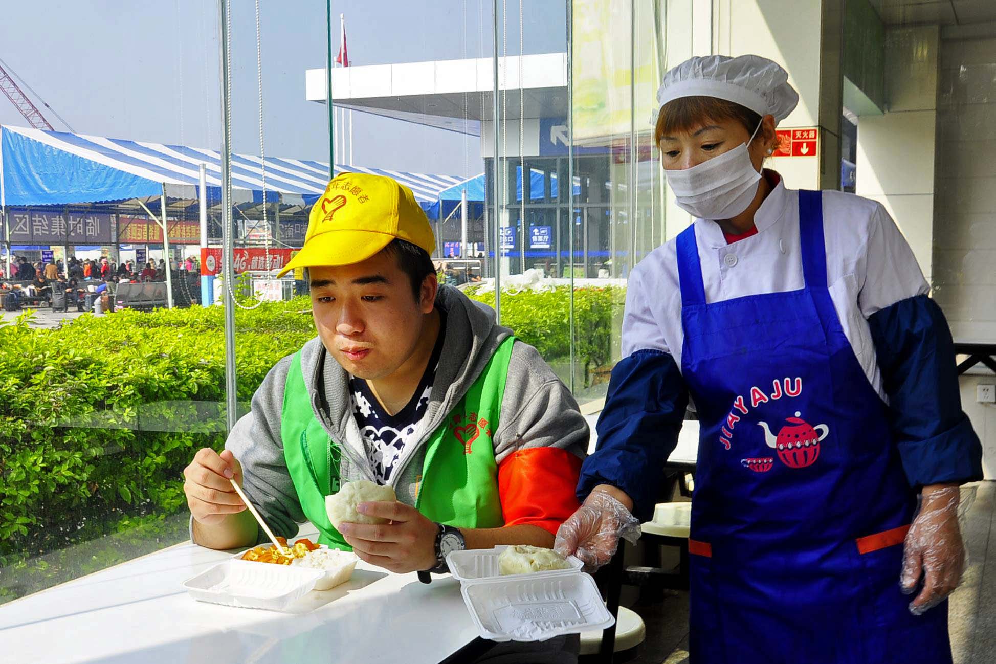 ���˸����е�λ�ã�С�����������յĺ�������첲���Ÿ����Ӿ���������������������������ˣ����ǿɱ����ҳ���������С�̴�Ȥ�ضԼ���ЦЦ����Ȼ���˼򵥣���С�̳Ե��ر��㡣