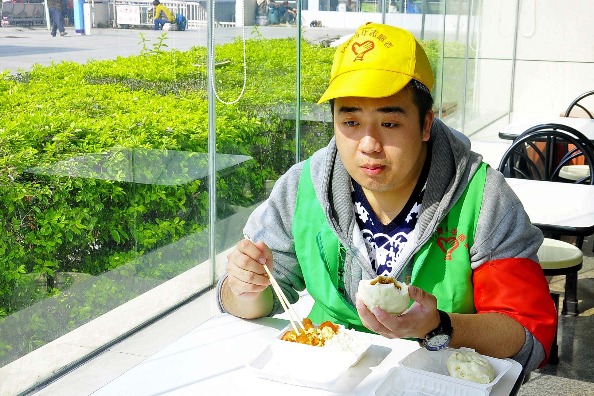 ���˸����е�λ�ã�С�����������յĺ�������첲���Ÿ����Ӿ���������������������������ˣ����ǿɱ����ҳ���������С�̴�Ȥ�ضԼ���ЦЦ����Ȼ���˼򵥣���С�̳Ե��ر��㡣