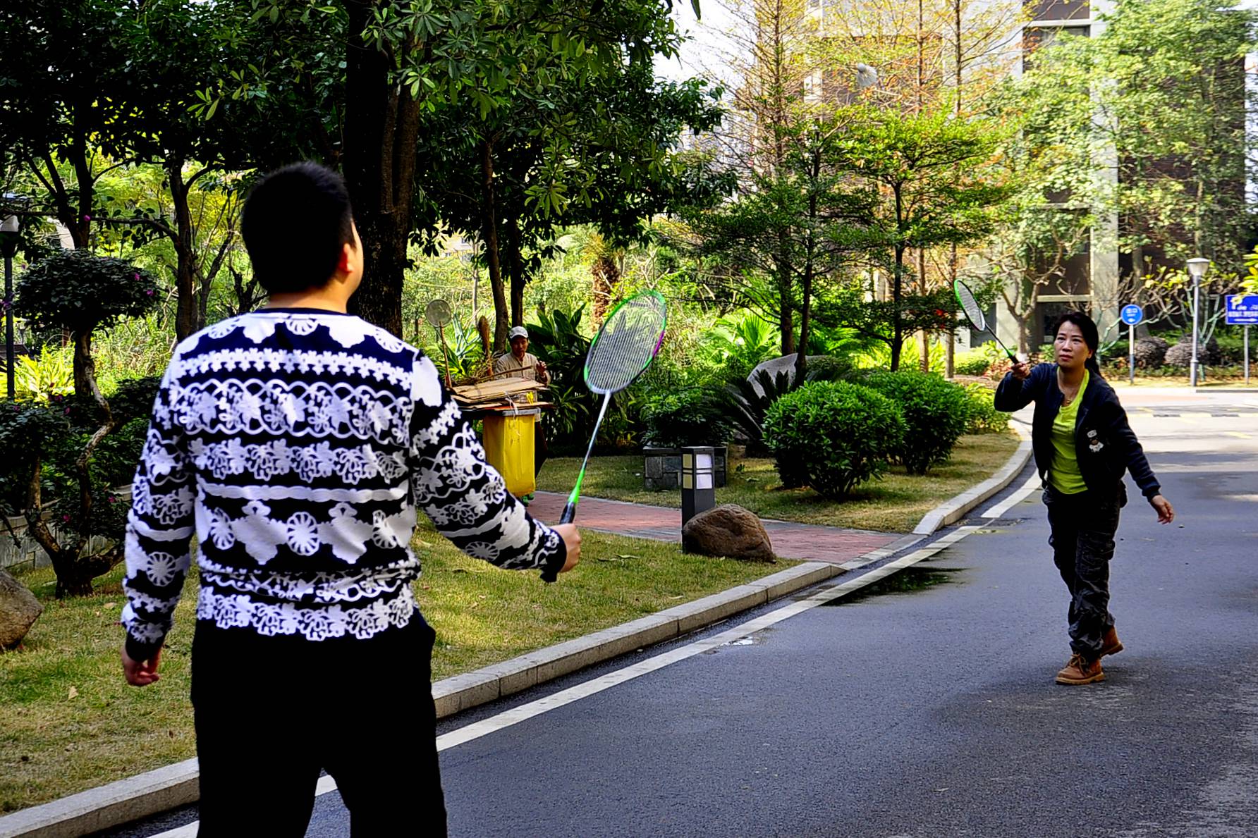 Ҳ�������������ë��һ�����������������ˣ��ܵ����ŷ��ӡ�����ë����С�̵�ҵ�మ�ã���־Ը�߹����У�С��Ҳ���������ѣ�Ҳ���е�ƣ����������û��ͣ�½Ų�������Զ�ˣ����û�ͷ��������Ϊʲô��������С�̾�����������׼���򣬲������ġ�