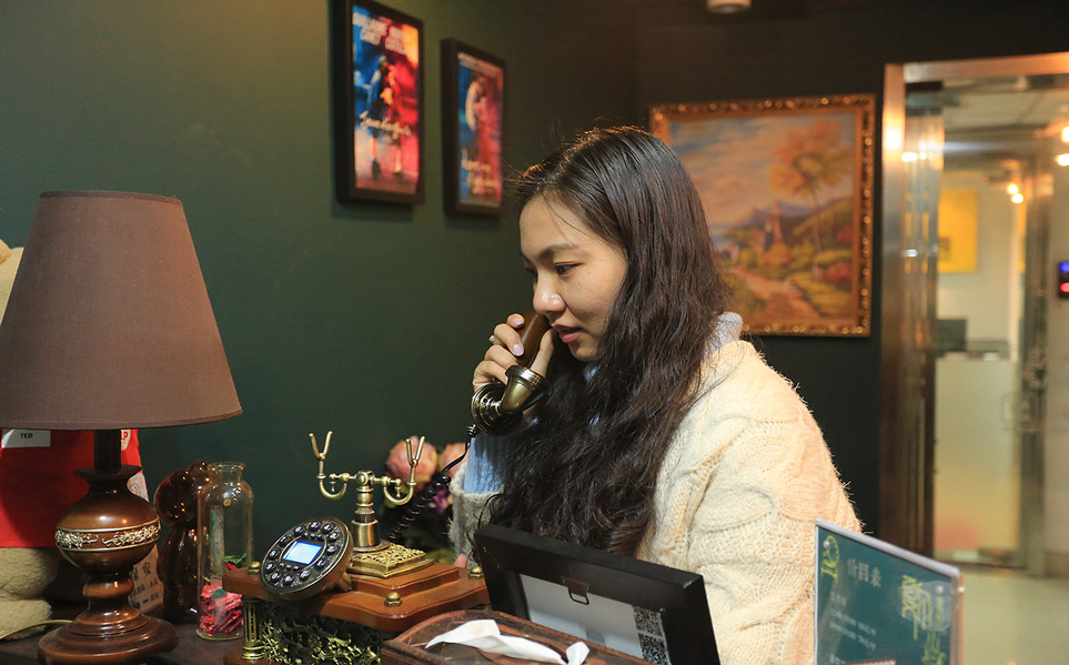 ���������ӵ�����Ҫ���æ���÷������ĵ绰��Mona����ʱ˵�������֤�����˵��Ҹ�˲�䣬Ҳ���Լ������Ļ���