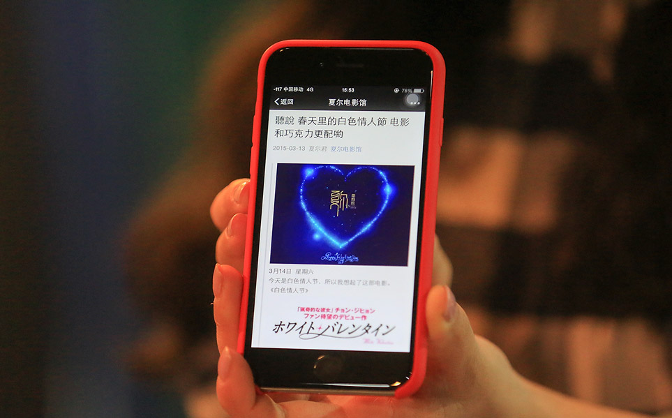 ��ʱMona������ѡ��Ӧ���ĵ�Ӱ�������ϣ��Ƴ�һЩ����