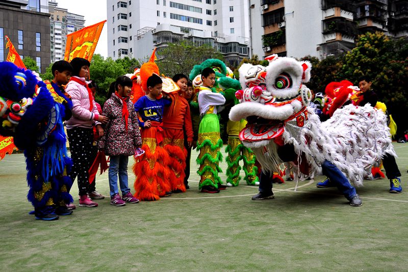 ʨ�Ӱ�̬֮��ϲ����