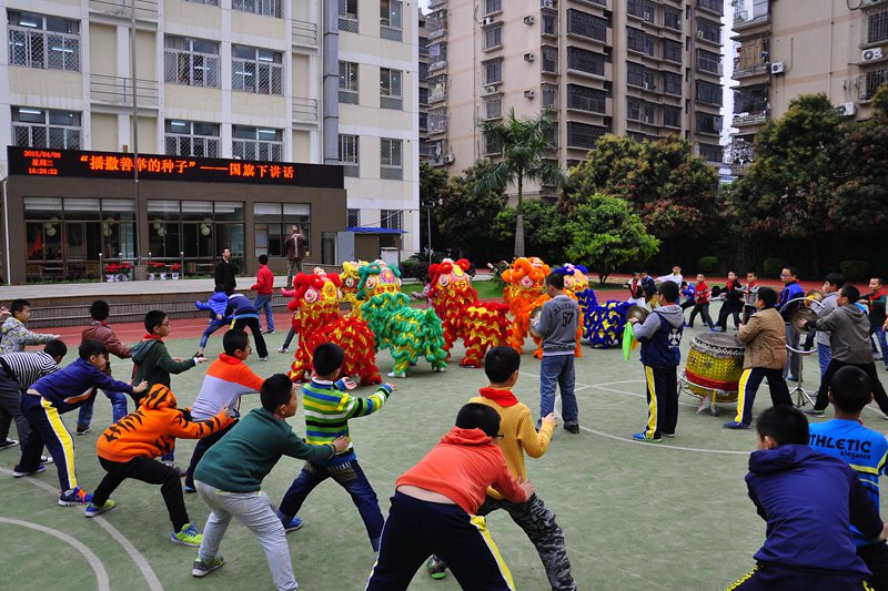 ������Ǯ��Сѧ������У����ʨ�γ�ÿ�ܶ��ڽ��С�