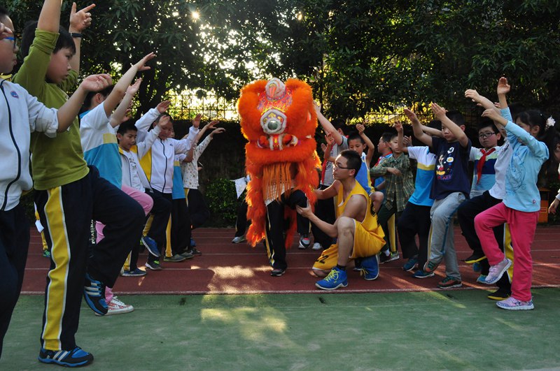 ��ʨ���𼦶�����ѵ���������ߺ�ˮ��ֻ����Ϧ