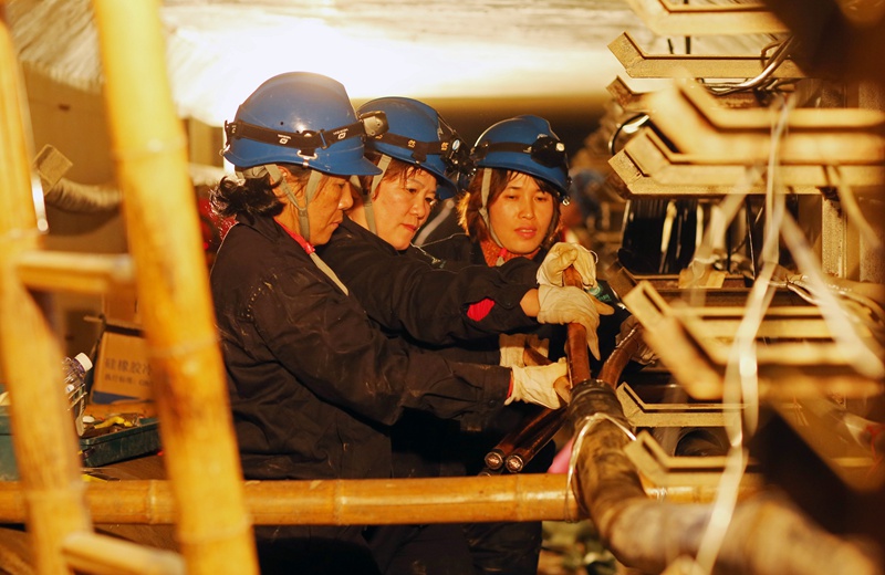 ά����С�ȴֵĵ���ʱ���Լ���Ů��Ա��˵���Ǽ����£�һ����ܴ�����׹���̨�����������ھ�����һæ����Ǽ�����ͷ��