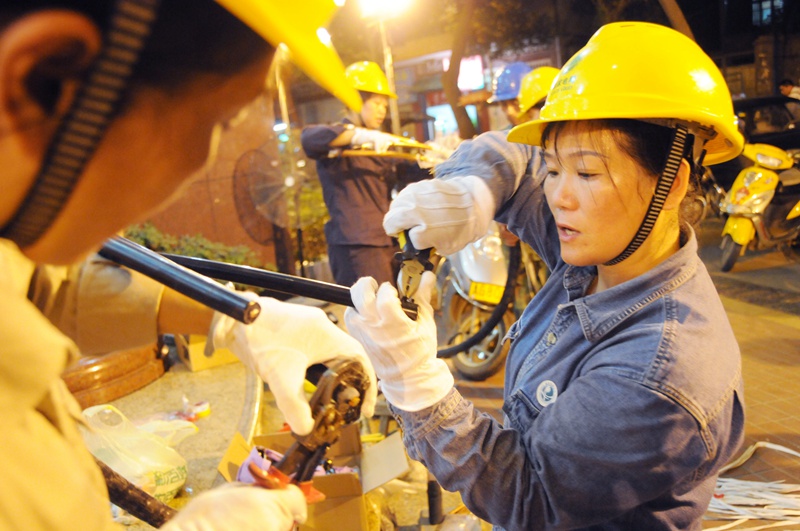 �õ继����䷿���ջٽ������ޣ�֣��Ӣ�ͽ�������ҹ�ϵ���Ϊ�����װ�����µĵ���ͷ��