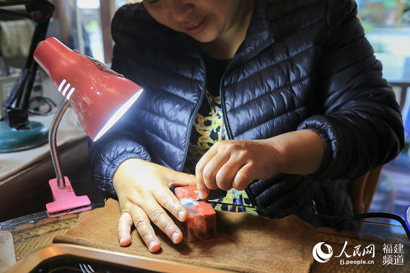 ���ŷ�ĸ�ĸ���Ǹ�����ɽ��ʯũ������ѡʯͷ���棬���ǵ�רҵ�۹����Ů���ܴ�İ��� �޼�����