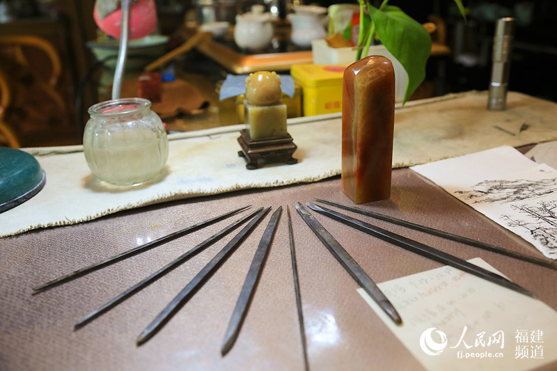 ��˼����ֵĹ��ߣ������ŷ�Ѳ����۵�ʯͷ���һ������������������Ʒ �޼�����