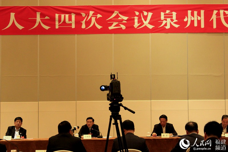 11��A�󰶰�b�u�{�N���ΡA�P�N���̤@�_�fĳ�F���u�@���i�A��ť���N���C�⦫�a��  