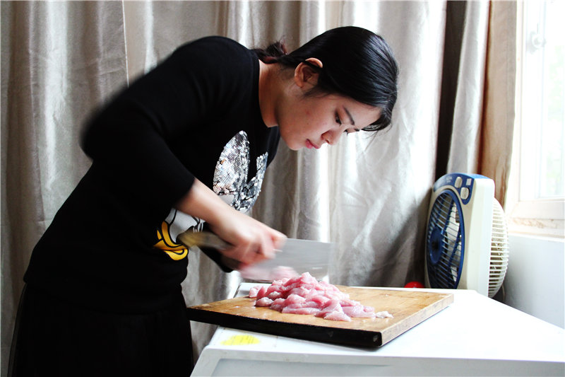 ��ë����ѧУ��Զ��һ��С������������ʮ��ƽ���׵�С�ݣ�һ�������ճ���ӣ�һ�����ǳ������������Ӽ�ª������ë����׼��ʳ����ĴӲ���ª������ ��