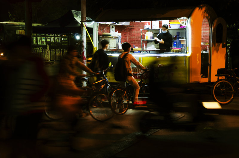 ���Ƴ��ϣ�С�ͳ�ǰ����������С�ͳ���΢��ƽ�͵ĵƹ�ĬĬ����������ůʱ��������פ�㡣Ҳ���������౳����������ѧ�ĸ���ѧ�ӡ������� ��