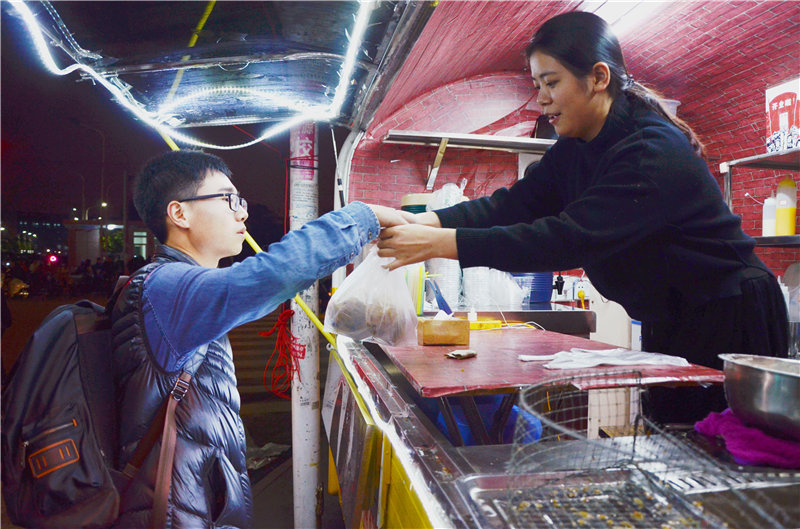 �ڿ��ѵ�����ͬ�˶���ʳ���ϲ��Ҳ��ͬ����ÿһ���������ͬѧ���ܵ��˰�ë�������д������ĺ��ñ������Ű�ë������΢Ц����ů�����ǵ�θ�������� ��