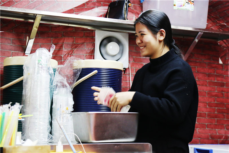 ���Ž��˵İ�ë�����ĵ�������ӣ���ʵ������Ӫҵ�����µ����룬��û���ھƵ�����Ķ࣬�ջر���ңң������������������ÿһ���Լ��Ͷ��������Ŀ��������㡣���� ��