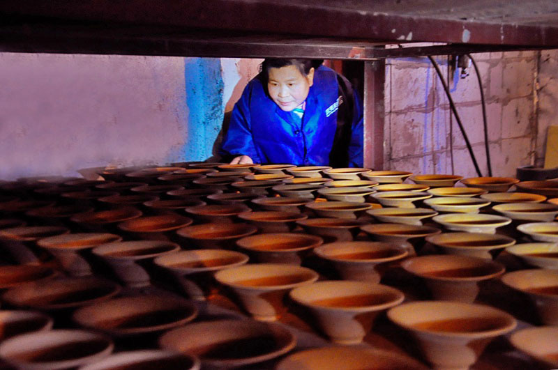 Ϊ����߳�Ʒ�ϸ��ʣ���÷��ϸϸ��ĥÿ��������ͼ�ҵ���ͻ�ơ��������ڴɳ�������Ծ�ϸ���ơ�������¡�ء���