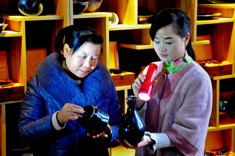 ��÷���ڴ����ڣ�Ů��Ф�޿�ʼ�Խ�յҤ�似����Ȼ���أ����������͵��ƻ�ƿɫ�ʰ�쵡�������¡�ء���