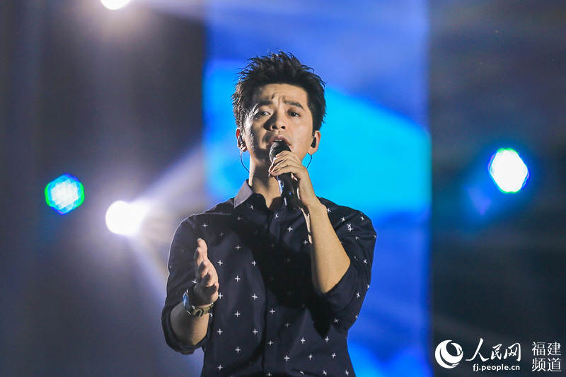 高清组图:歌手李健福州开唱 以《向往》寄赠歌