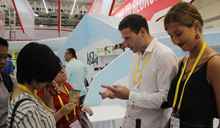 主賓國格魯吉亞的接待人員介紹當地的紅酒