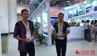 展區內穿著民族服飾的接待人員