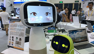 展會上一對人工智能機器人吸引了不少人觀看