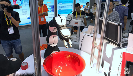 高新技術產品搶眼亮相廈洽會 博餅機器人引市民圍觀