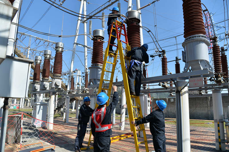 福州供電公司檢修人員對220千伏旗山變2號主變CT進行檢修