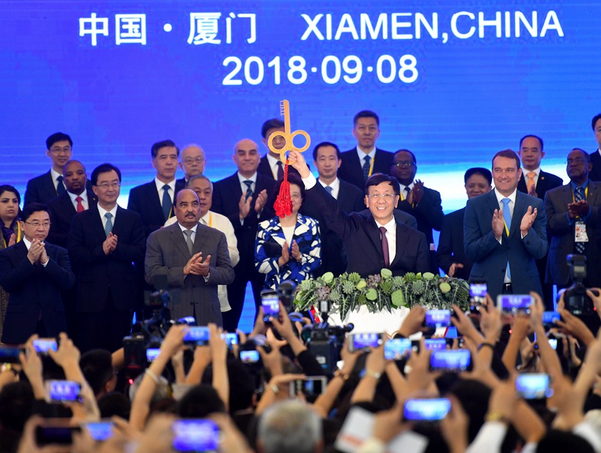 全國人大常委會副委員長曹建明在開館式上啟動金鑰匙。詹托榮攝