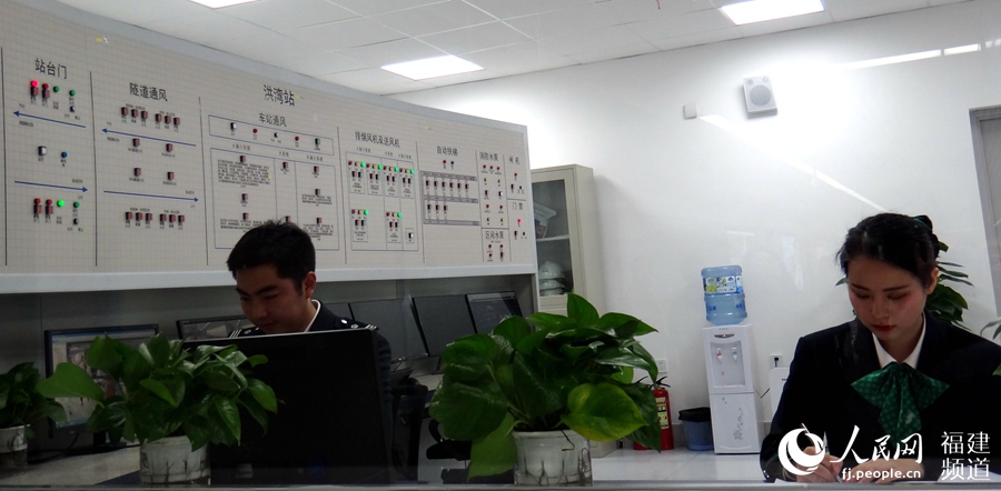 福州地铁2号线工作人员在为地铁试运营做前期准备工作