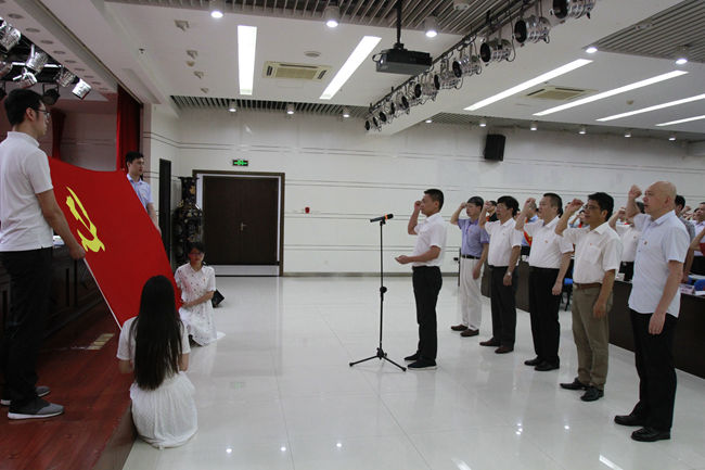 全局黨員干部重溫入黨誓詞   省統計局供圖