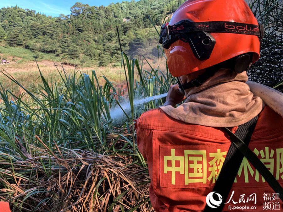 森林消防员肩扛水带扑救火灾