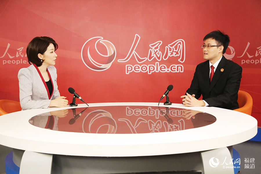 龙岩市新罗区人民法院雁石人民法庭庭长邱熠枫做客人民网福建演播室 叶青卿摄