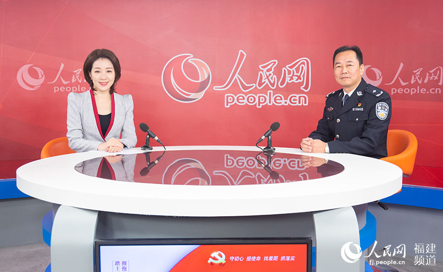 平潭综合实验区党工委委员、公安局局长许标旗做客人民网福建演播室 焦艳摄