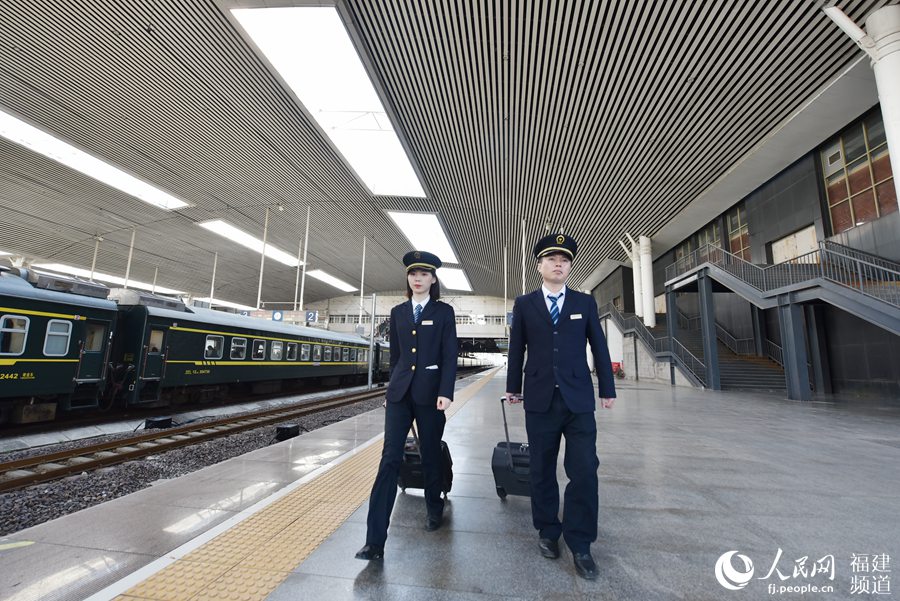 劉純與師傅劉斌到站台接G324次列車，福州—黃山北。 余杉芳攝