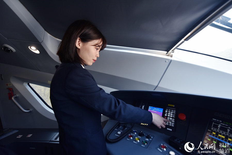 劉純核對確認G324次列車運行時刻表，對途中停車站做到心中有數。 余杉芳攝