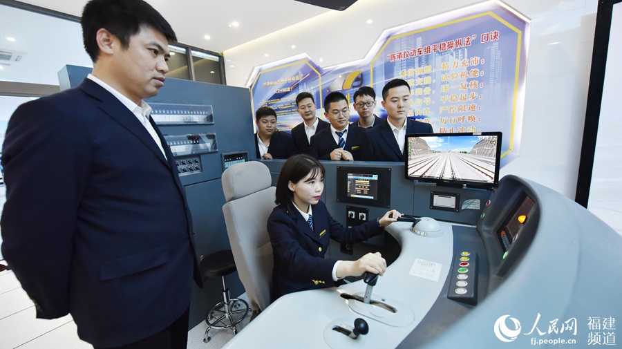 每到調休時間，劉純總會來到動車模擬操作台練習。 余杉芳攝