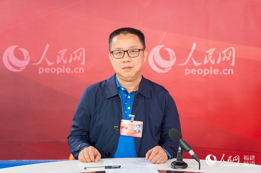 福建省政協常委、致公黨福建省委會專職副主委吳棉國走進人民網福建演播室。焦艷攝