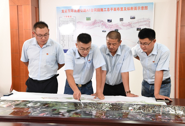 崔術明在研究施工方案 胡文攝