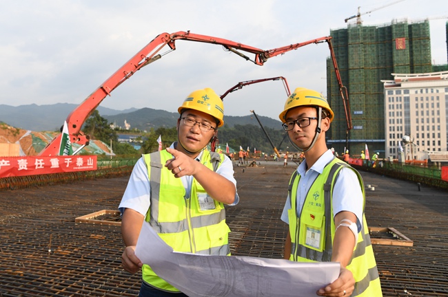 崔術明在工程施工一線 胡文攝