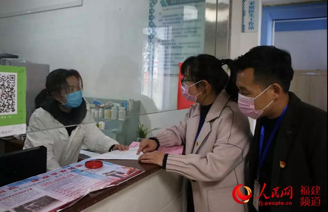 柘榮縣紀檢監察干部到英山鄉衛生院督查疫情防控工作。寧德市紀委監委供圖