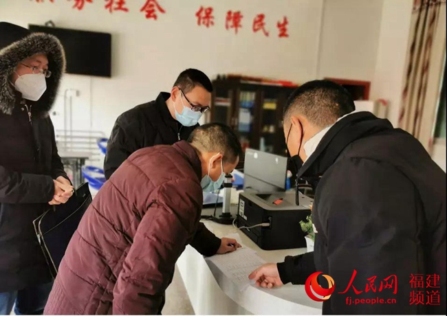 屏南縣紀委監委督查組深入社區了解疫情防控工作情況。寧德市紀委監委供圖