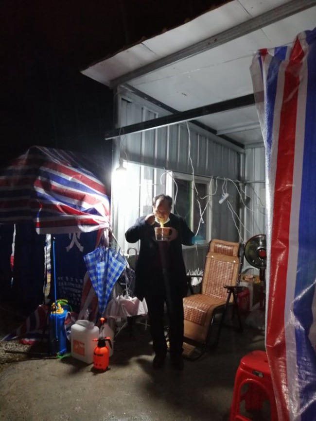 方便面是盧永森和其他工作隊員充飢的最常用品。