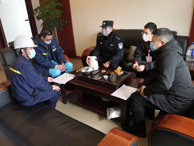 橋隧中心駐石漁村干部謝鍇和村鎮干部在當地企業宣傳防疫政策。劉紫燕攝