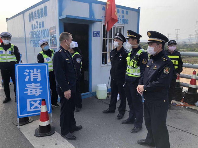 楊山水到同城大道向一線人員詳細詢問相關工作情況並現場協調相關事宜。漳州台商投資區交通綜合行政執法大隊供圖