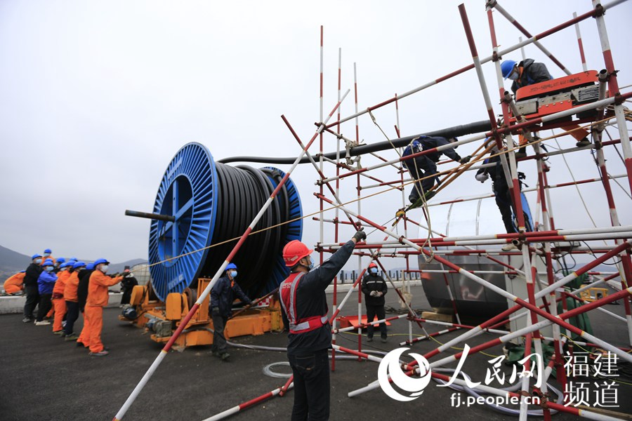 福建送變電公司施工人員在平潭公鐵大橋開展橋纜敷設施工。