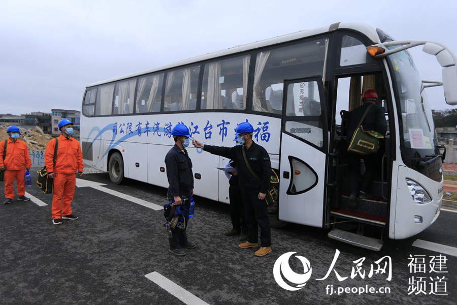 福建送變電公司對乘車前往平潭公鐵大橋橋纜敷設現場的施工人員逐一進行體溫測量、消毒，並做好信息登記。