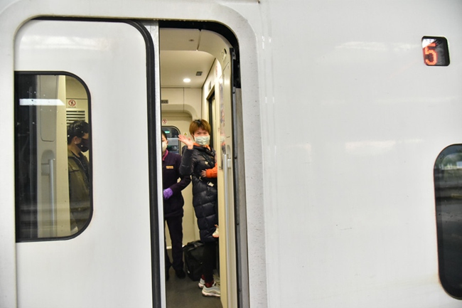 動車上，曹女士依依不舍與趙靜揮手道別。江曲攝