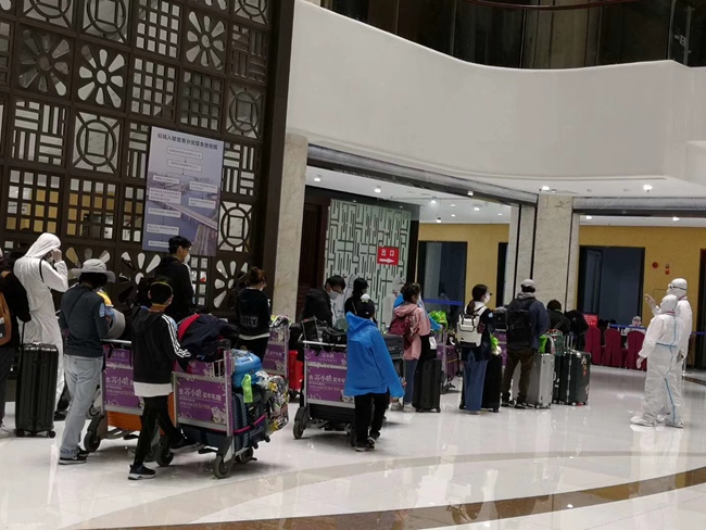 境外回國人員在機場排隊等候接送。漳州開發區交通運輸局供圖