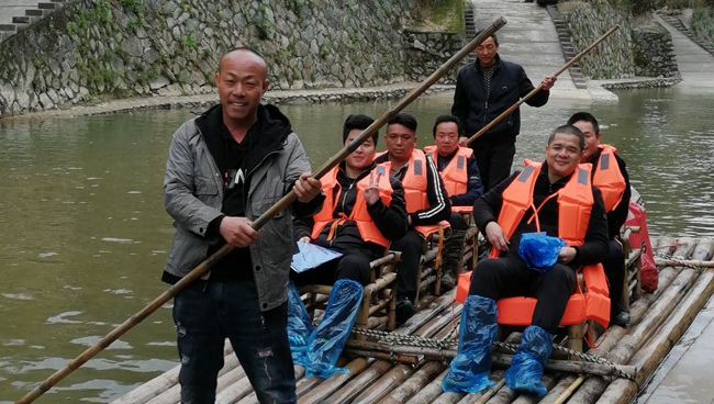 上清溪排工脫貧記清晨的上清溪沐浴在淡淡的霧氣中，遠處翠綠的山林靜謐而幽美。
