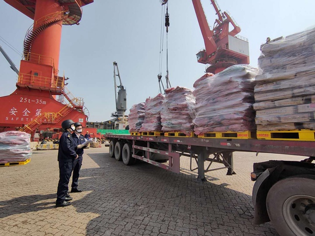 海關關員現場監管，確保遠洋捕撈漁獲“搶鮮”登陸。王曦攝