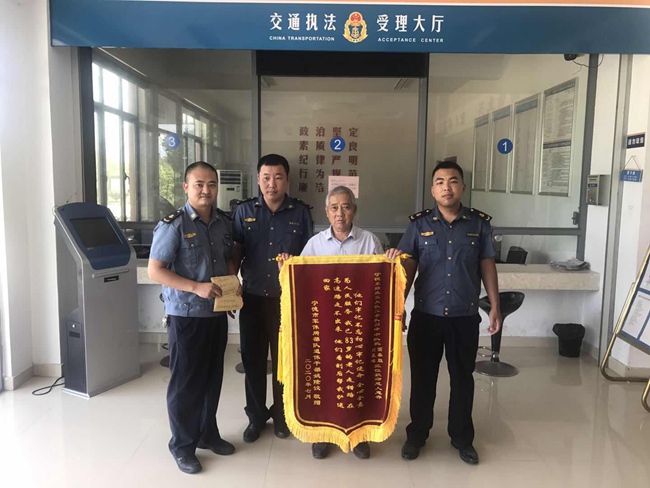 83歲老人為執法員送來錦旗和感謝信。福建省交通執法總隊供圖
